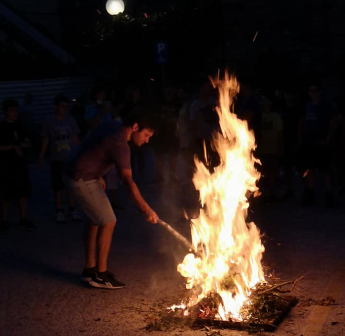 ΚΑΙ ΟΙ ΦΩΤΙΕΣ ΑΝΑΨΑΝ...
